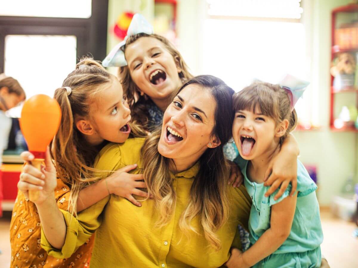 lehrerin-mit-kindern lehrerin-mit-kindern